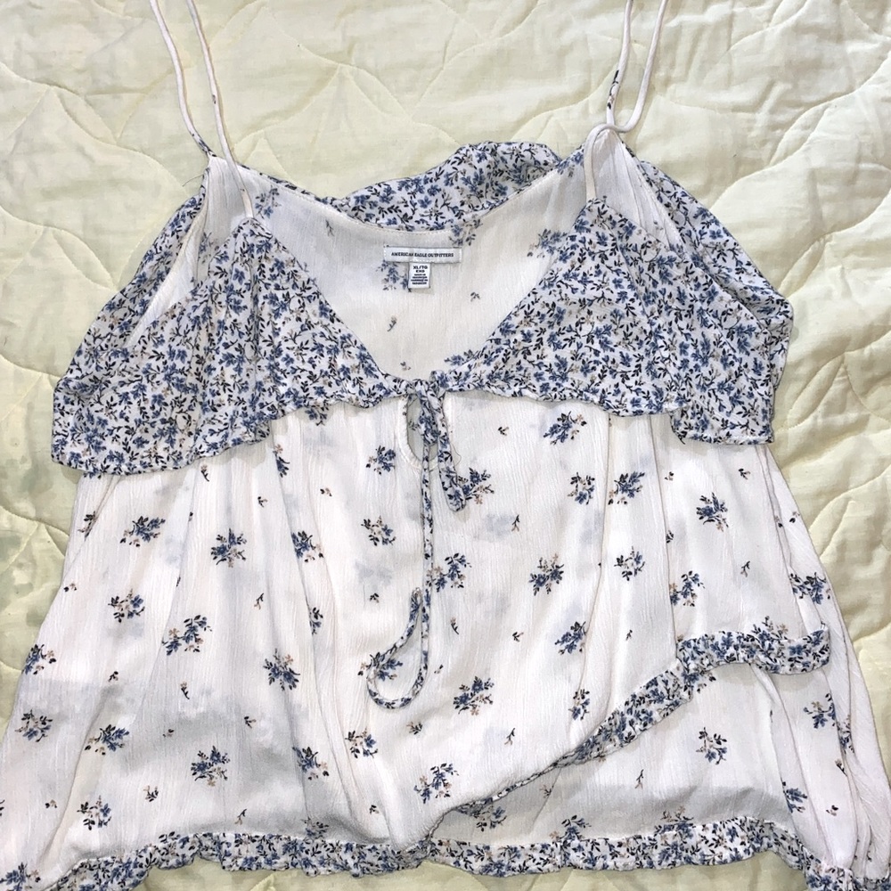 Super cute & flowy top!